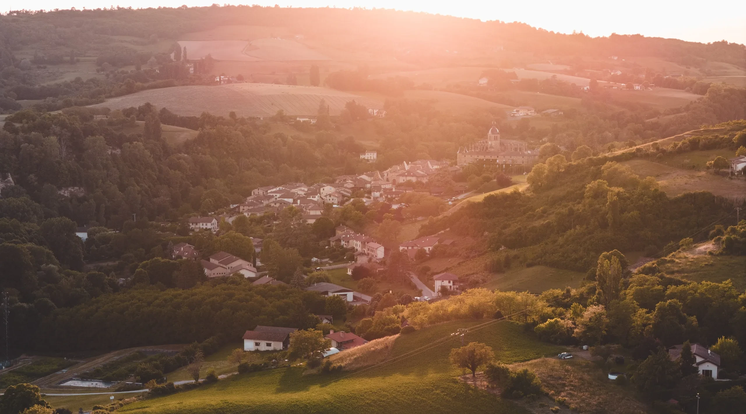 Vue aerienne du village de Saint-Antoine-l'Abbaye et son abbaye au coucher du soleil